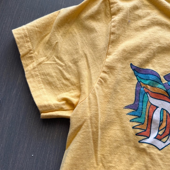 DISNEY DISNEYLAND RESORT TEE T-SHIRT Sz S Yellow 3D RAINBOW LOGO - Picture 5 of 7